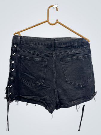 Schwarze Denim-Shorts mit Mond- und Sonnen-Patches
