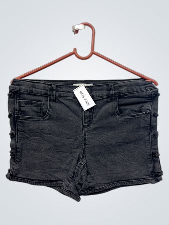 nennen Sie es dunkel gewaschene Denim-Shorts mit seitlichem Knopfdetail