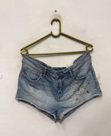 H&M Damen Denim-Shorts mit Nietenverzierungen