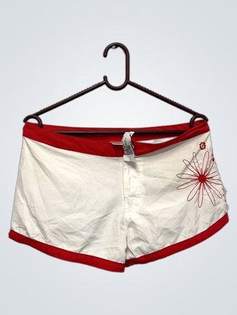 Bellissima Weiße und Rote Blumenshorts