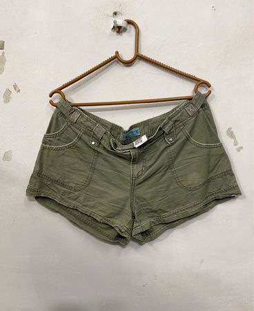 Funny Girl Olivgrüne Shorts