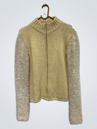 Beiger Strickjacke mit Reißverschluss und flauschigen Ärmeln