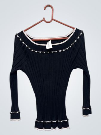 Schwarzer, schulterfreier, gerippter Pullover mit dekorativem Besatz