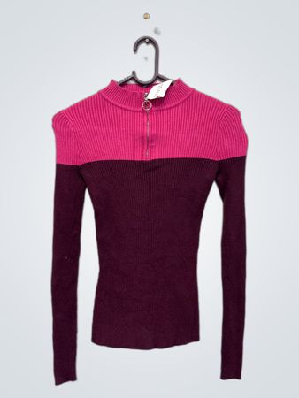 Zweifarbiger gerippter Pullover mit Reißverschluss am Hals