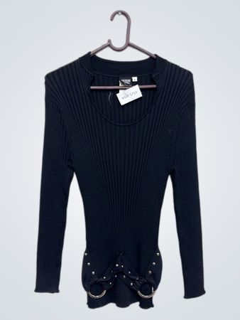 SHARON YOUNG Schwarzer Rippstrick-Pullover mit Cutout-Details und langen Ärmeln