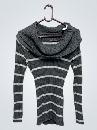 Grau-weiß gestreifter Kragenpullover