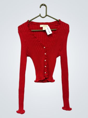 Roter gerippter Cardigan mit Perlenknöpfen