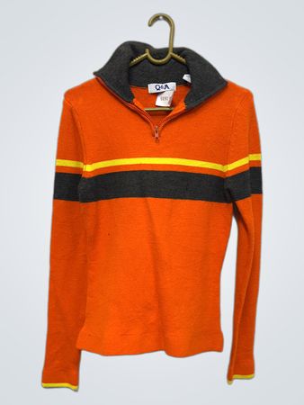 Fragen und Antworten zum orange gestreiften Viertelzip-Pullover