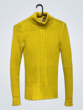 Gelber gerippter Rollkragenpullover