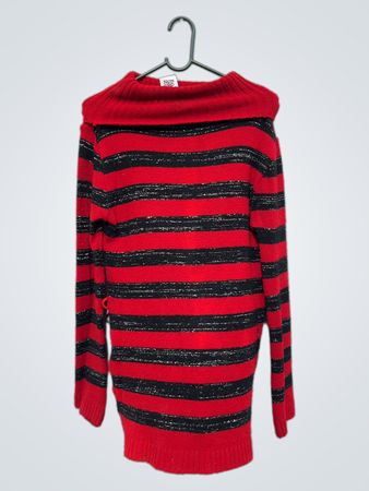 Roter und schwarzer gestreifter Pullover mit Kapuze
