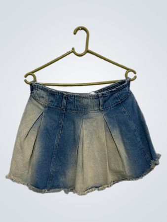 Denim Faltenrock mit fransigem Saum