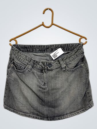Grau Denim Rock mit Totenschädel und gekreuzten Knochen Hintertaschen
