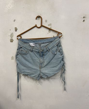 Leichte Denim-Shorts mit seitlichem Band