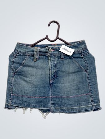 Denimrock mit pinken Stichen