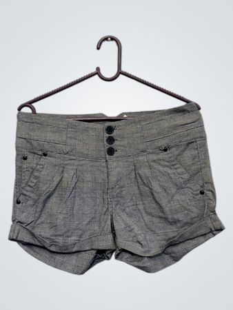 Graue karierte Shorts mit schwarzen Knöpfen