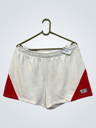 Weiße Shorts mit roten Akzenten und "973" Grafik