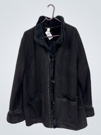 Schwarze Kunstfell gefütterte Jacke