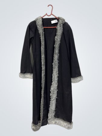 Schwarzer Mantel mit Fake-Fur-Besatz