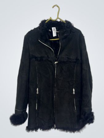 Schwarze Jacke mit Kunstfellbesatz