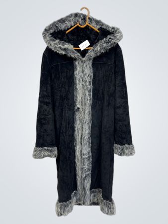 Manteau à capuche en fausse fourrure noire.