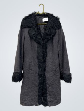 OAC-013 schwarzer Mantel mit Pelzkragen und -manschetten