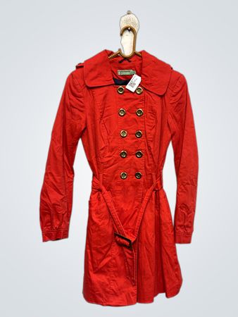 Roter Trenchcoat