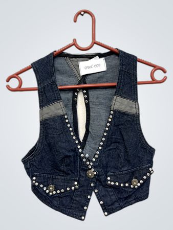Denim-Weste mit Nieten und Ausschnitt im Rücken