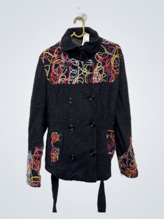 Schwarze doppelreihige Jacke mit bunten Stickereien