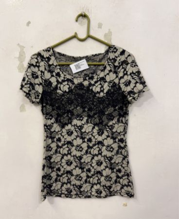 Schwarzes und weißes florales Spitzenshirt mit kurzen Ärmeln