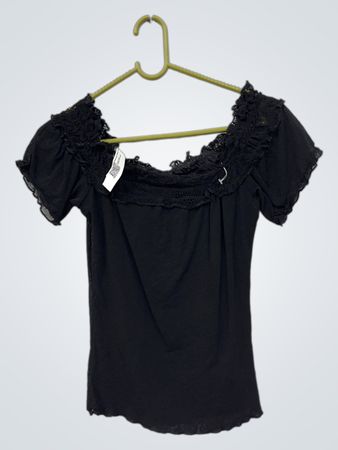 Schwarzes Off-Shoulder-Top mit Spitzenbesatz