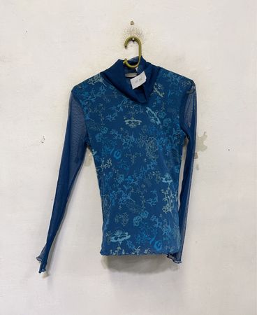 Blaues florales Netz-Turtleneck-Top