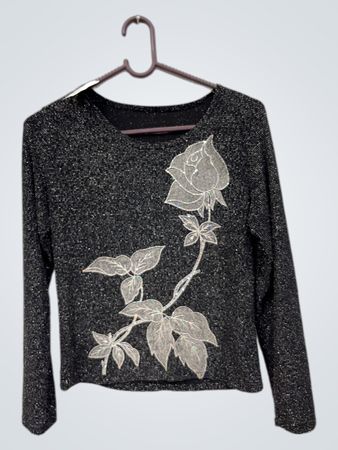 Schwarzes langärmeliges Oberteil mit gestickter Rose
