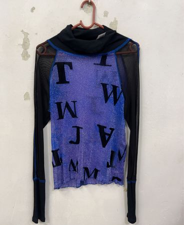 Schwarzer und blauer Netz-Turtleneck mit Buchstabenprint