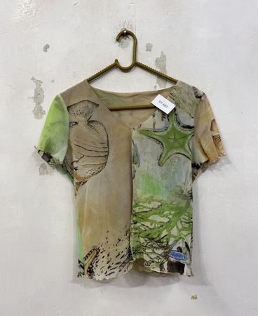 Durchsichtiges V-Neck-Top mit Muschel- und Fischdruck