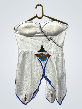 Weißes trägerloses Outfit mit blauen Akzenten