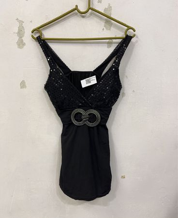 Schwarzes Glitzer- und Stofftanktop mit dekorativem Schnallenverschluss