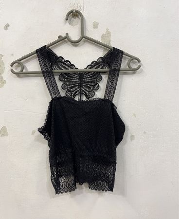 Schwarzes Spitzen-Crop-Top mit Schmetterlingsdetail