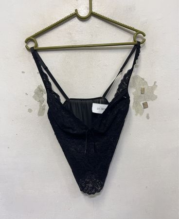 Schwarzer Spitzen-Bodysuit mit OT-901-Tag
