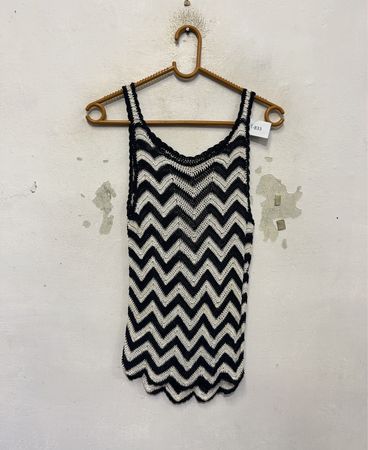 Schwarz-weißer Chevron-Strick-Trim Tanktop