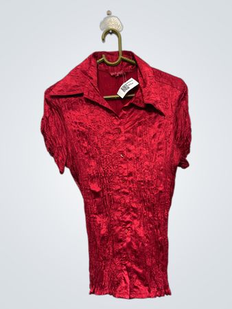 Rotes strukturiertes Button-Up-Hemd