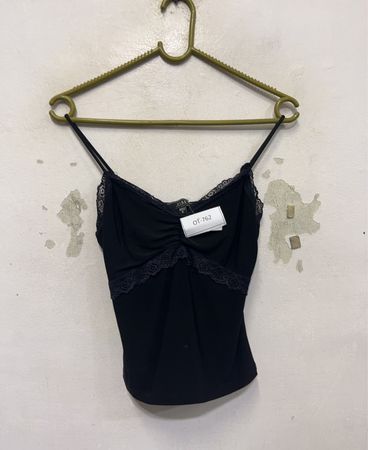 Vibe Sportswear Schwarzes Spitzenbesatz-Camisole-Top