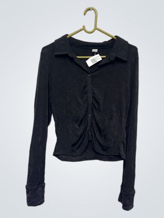 Schwarzes gerafftes Knopfhemd