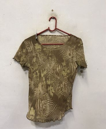 Braunes abstraktes Druck-T-Shirt