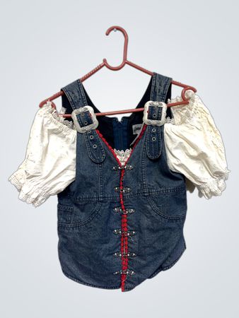 Alpin Tradition Aus Den Alpen Denim-Weste mit weißer Bluse