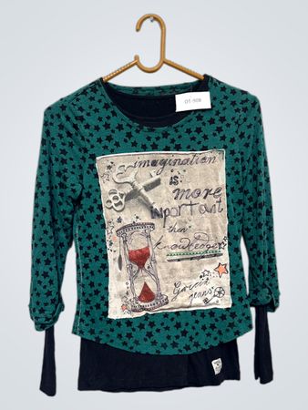 Grünes Langarmshirt mit schwarzen Sternen und Grafik "Einbildung ist wichtiger als Wissen