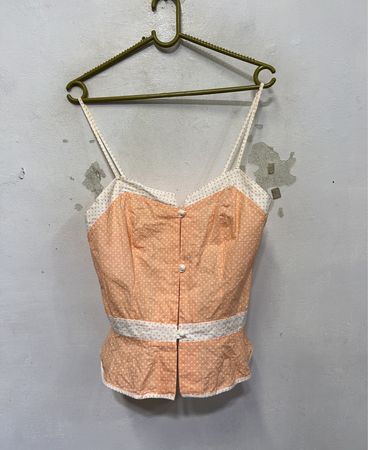 Pfirsichfarbenes Polka-Dot-Cami-Top mit weißem Trim