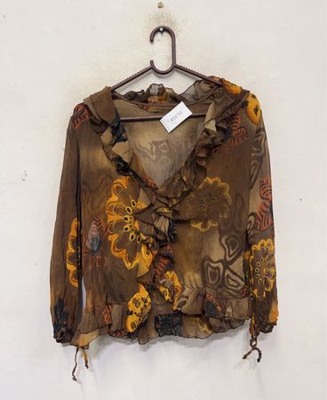 Braune Bluse mit floralem Muster und Rüschen