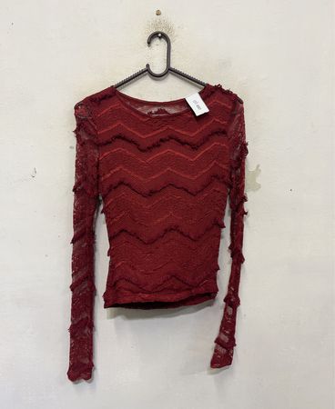 Roter Spitzen-Baumwolloberteil mit langen Ärmeln