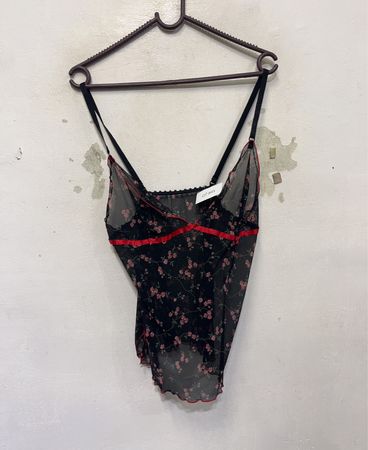 Schwarzer floraler Netz-Teddy mit rotem Saum