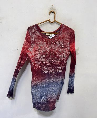 Oui Langarm Oberteil mit rotem und blauem Ombre-Effekt und Verzierungen